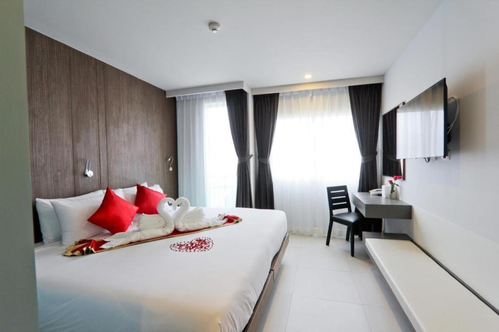 Elegancy Sansabai Hotel Patong Exterior photo