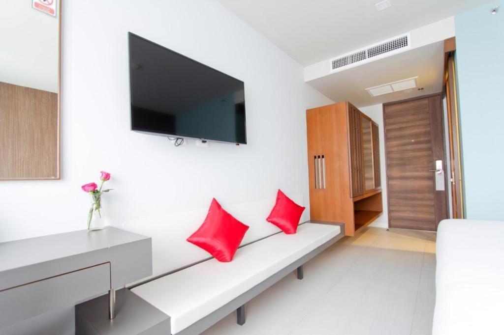 Elegancy Sansabai Hotel Patong Exterior photo